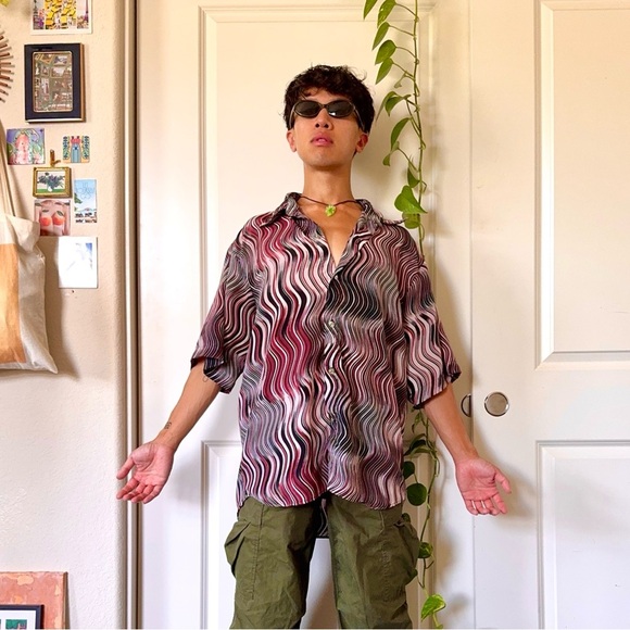 Vintage Y2K Men’s Wavy Red & Black Button-Up Shirt - Picture 5 of 7